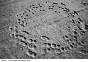 footprints-in-circle-on-the-sand